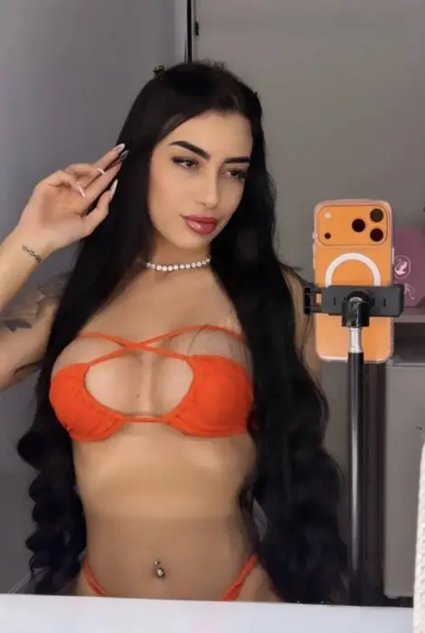 garota de programa de Curitiba Mel Rodrigues Beijo na boca