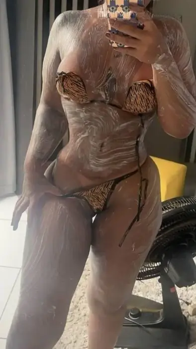 acompanhante Bombonzinho Vilhena Uso de roupas de fantasia/uniformes
