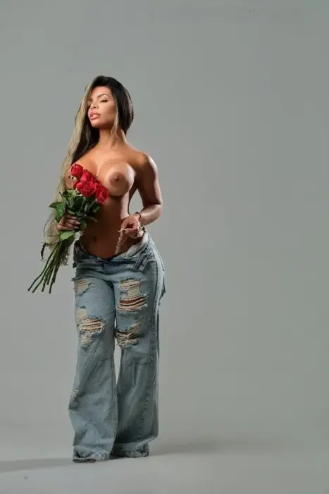 Belinda Queiroz massagem nuru Belo Horizonte Sexo vaginal com preservativo
